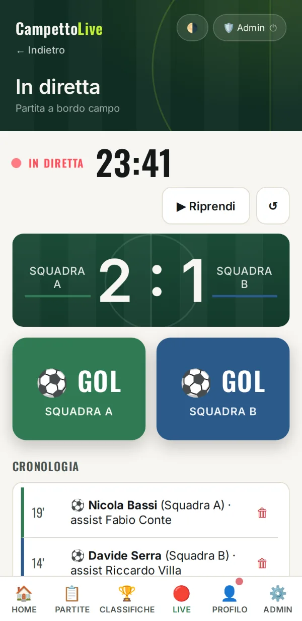 Partita in diretta a bordo campo con cronometro, punteggio e pulsanti gol